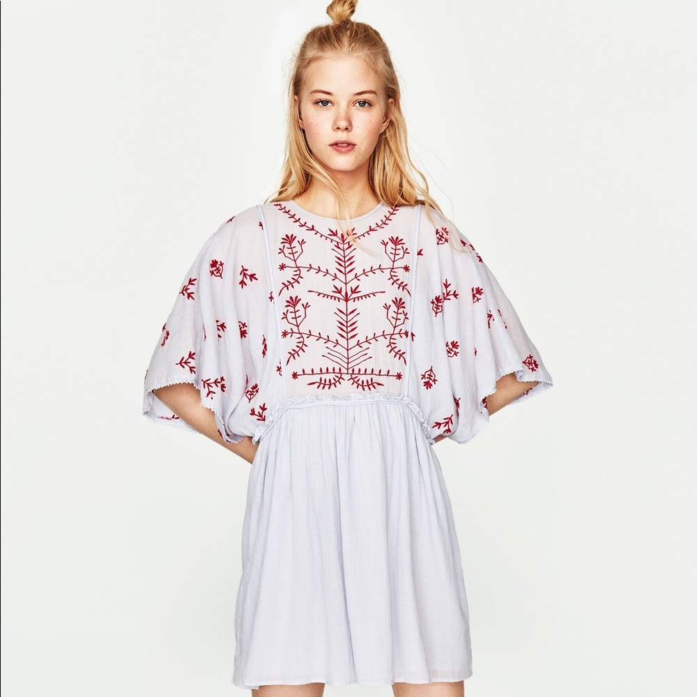 Full-bodied dress with embroidered details